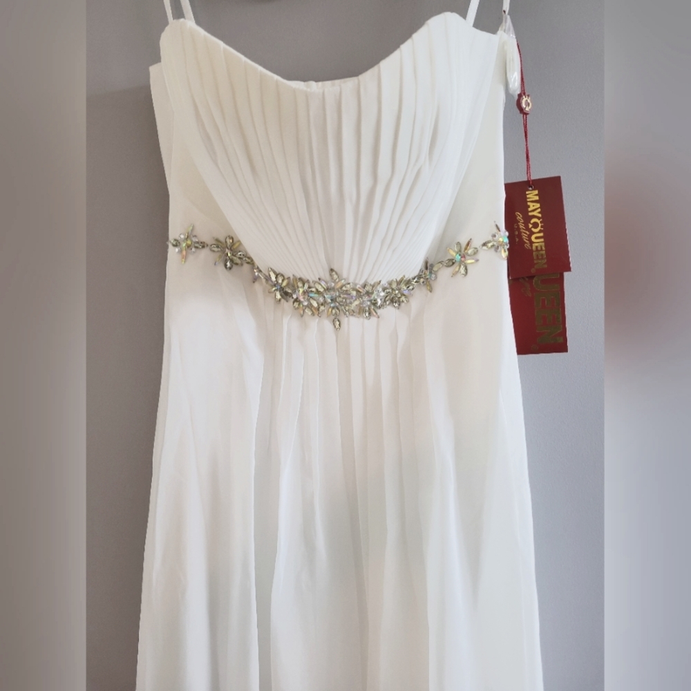 NWT Size 6  Ivory Wedding dress. Chiffon shawl and straps included.